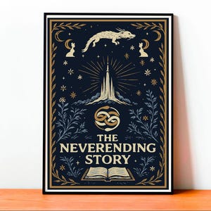 Può includere: Una stampa artistica incorniciata con uno sfondo blu scuro e illustrazioni dorate e bianche. L'opera d'arte include un drago, elementi celesti e il titolo "THE NEVERENDING STORY" sopra un libro aperto. La stampa è in una cornice nera.