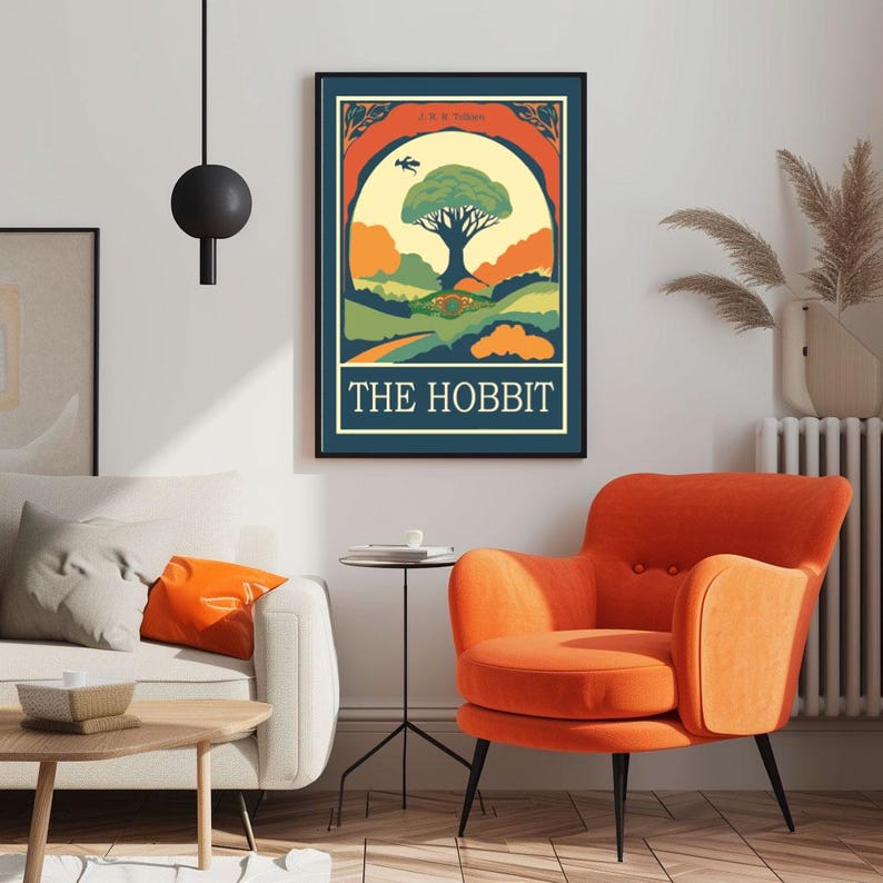K&ouml;nnte beinhalten: Ein Vintage-Poster f&uuml;r "Der Hobbit" von J.R.R. Tolkien. Das Poster zeigt eine farbenfrohe Illustration eines Baumes mit einem Hobbit-Loch an seiner Basis, einem Weg, der zum Loch f&uuml;hrt, und einem Vogel, der dar&uuml;ber fliegt. Der Text "THE HOBBIT" ist in wei&szlig;en Buchstaben auf blauem Hintergrund gedruckt.