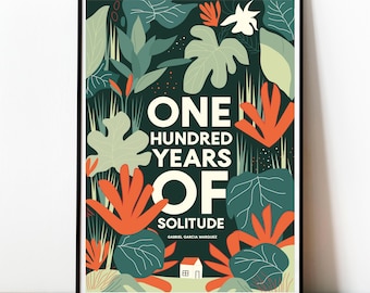 Puede incluir: Un póster con fondo verde y follaje colorido. El texto "ONE HUNDRED YEARS OF SOLITUDE" está en blanco con el nombre del autor "GABRIEL GARCIA MARQUEZ" en blanco más pequeño debajo. Una pequeña casa blanca se encuentra en la parte inferior del póster.