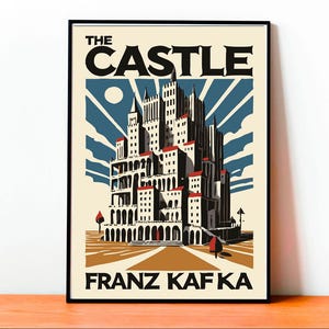 Könnte beinhalten: Ein Vintage-Poster für den Roman "Das Schloss" von Franz Kafka. Das Poster zeigt eine stilisierte Illustration eines großen, mehrstöckigen Schlosses in Blau- und Weißtönen.
