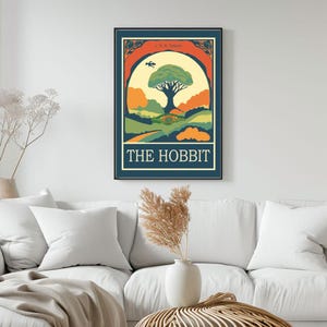 K&ouml;nnte beinhalten: Ein Vintage-Poster f&uuml;r "Der Hobbit" von J.R.R. Tolkien. Das Poster zeigt eine gr&uuml;ne, gelbe und orangefarbene Illustration eines Baumes mit einem Hobbit-Loch an seiner Basis. Der Text "THE HOBBIT" ist in wei&szlig;en Buchstaben auf blauem Hintergrund.