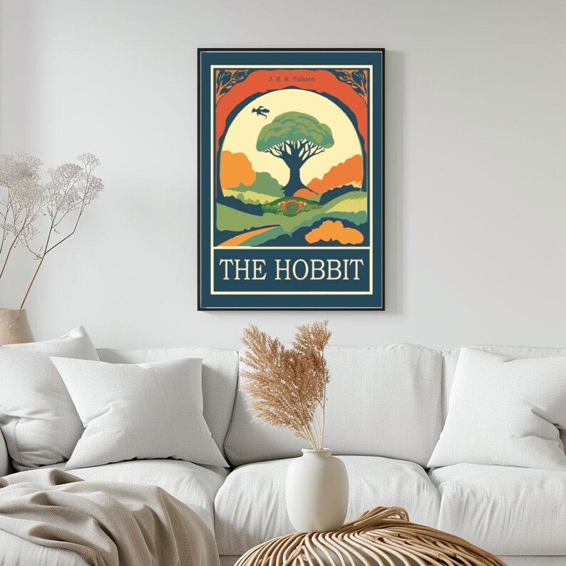 K&ouml;nnte beinhalten: Ein Vintage-Poster f&uuml;r "Der Hobbit" von J.R.R. Tolkien. Das Poster zeigt eine gr&uuml;ne, gelbe und orangefarbene Illustration eines Baumes mit einem Hobbit-Loch an seiner Basis. Der Text "THE HOBBIT" ist in wei&szlig;en Buchstaben auf blauem Hintergrund.