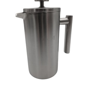 Op de afbeelding: Een roestvrijstalen French press koffiezetapparaat met een deksel en een handvat.