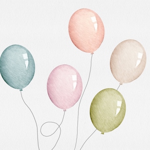Op de afbeelding: Vijf aquarelballonnen in verschillende pastelkleuren, waaronder roze, blauw, groen en beige, zijn aan elkaar gebonden met touwtjes. De ballonnen zweven tegen een witte achtergrond.