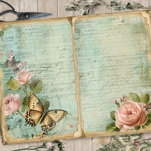 Op de afbeelding: Een open vintage dagboek met een blauwe en groene achtergrond. De pagina's zijn gevuld met handschrift en versierd met vlinders en rozen. Het dagboek heeft een verweerde, oude uitstraling.