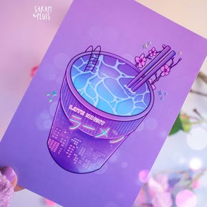 Könnte beinhalten: Eine lila und blaue Illustration einer Ramen-Nudeltasse mit einem Schwimmbad darin. Die Tasse trägt den Text "Late Night" und japanische Schriftzeichen. Zwei Essstäbchen ragen aus der Oberseite der Tasse und ein kleiner Baum mit rosa Blüten.