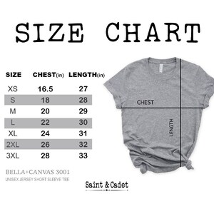 以下が含まれることがあります： ユニセックスの半袖Tシャツのサイズチャート。チャートは、XSから3XLまでのサイズについて、胸囲と着丈をインチで示しています。ブランド名はBella + Canvas 3001、小売業者はSaint & Cadetです。