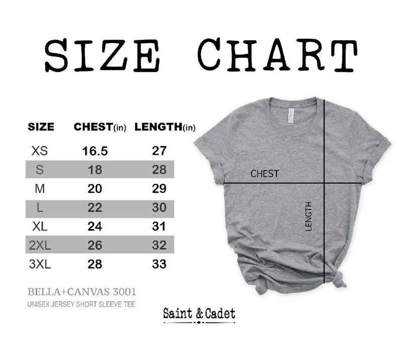 以下が含まれることがあります： ユニセックスの半袖Tシャツのサイズチャート。チャートは、XSから3XLまでのサイズについて、胸囲と着丈をインチで示しています。ブランド名はBella + Canvas 3001、小売業者はSaint & Cadetです。