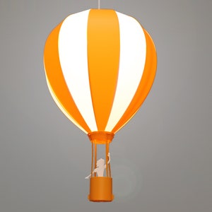 Op de afbeelding: Oranje en wit gestreepte heteluchtballon hanglamp met een wit silhouet van een persoon in de mand.