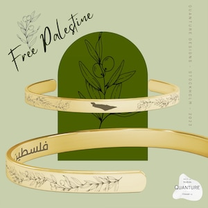 Könnte beinhalten: Goldarmband mit einem Olivenzweig-Design und den Worten "Free Palestine" und "فلسطين" eingraviert. Das Armband befindet sich auf einem grünen Hintergrund mit einer Olivenzweig-Illustration.