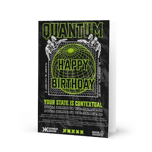 Puede incluir: Una tarjeta de cumpleaños negra y verde con un gráfico de un globo rodeado de manos esqueléticas. El texto "QUANTUM" está en la parte superior de la tarjeta, y "HAPPY BIRTHDAY" está en el centro del globo. El texto "YOUR STATE IS CONTEXTUAL YOUR STATE IS NONLINEAR YOUR STATE IS CONJUGATE" está en la parte inferior de la tarjeta.