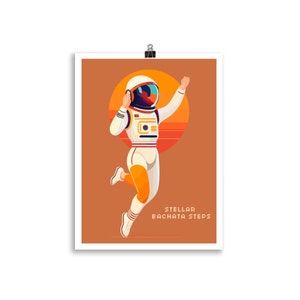 Könnte beinhalten: Eine Illustration eines Astronauten in einem weißen Raumanzug mit orangefarbenen Akzenten, der vor einem Sonnenuntergangs-Hintergrund tanzt. Der Text "STELLAR BACHATA STEPS" befindet sich unter dem Astronauten.