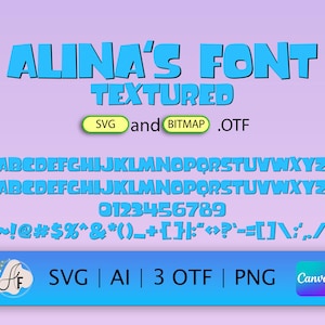 Puede incluir: Un diseño de fuente azul y blanco llamado "Alina's Font Textured" con una variedad de letras mayúsculas, números y símbolos. La fuente está disponible en los formatos SVG, AI, OTF y PNG.