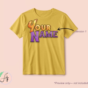 Op de afbeelding: Een mosterdgeel t-shirt met korte mouwen en de tekst "YOUR NAME" in een gestileerd lettertype. Het woord "YOUR" is oranje met een stippenpatroon en "NAME" is paars. Een zwarte pijl wijst naar de tekst met het label "version 1".