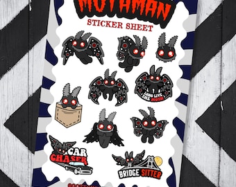 Könnte beinhalten: Ein Aufkleberbogen mit dem Titel MOTHMAN STICKER SHEET mit verschiedenen Illustrationen einer schwarzen, mottenartigen Kreatur mit roten Augen. Die Designs zeigen die Kreatur in einer Tasche, fliegend und mit Texten wie LONG LIVE THE MOTH, CAR CHASER und BRIDGE SITTER.