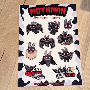 Könnte beinhalten: Ein Stickerbogen mit verschiedenen Mothman-Designs. Die Aufkleber sind hauptsächlich schwarz und grau mit roten Augen und enthalten Sätze wie "Car Chaser" und "Bridge Sitter". Der Bogen hat einen weißen Hintergrund mit einem schwarz-grauen Wellenrand.