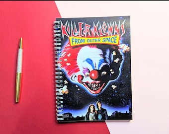 Killer Klowns geïnspireerd filmposter A5 notitieboekje | 150 gelinieerde pagina's | Hoogwaardige omslag van 250 g/m2 | Cadeaus met horrorthema | Film briefpapier