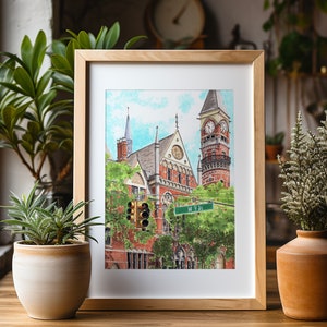 Puede incluir: Una pintura de acuarela enmarcada de un edificio de ladrillo rojo con una torre de reloj. El edificio tiene un techo verde y está rodeado de árboles. La pintura está titulada "W 9 St."
