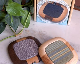 Cargador inalámbrico artesanal de 20 W: Base de carga de mesilla de noche con madera maciza y tela retro