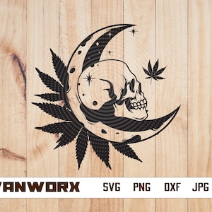 Può includere: Illustrazione in bianco e nero di uno scheletro all'interno di una luna crescente con una foglia di marijuana in cima. Il design è posizionato su uno sfondo a grana di legno.