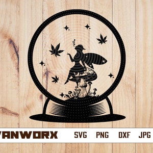 Può includere: Silhouette in bianco e nero di una fata seduta su un fungo con una foglia in mano. La fata è all'interno di un cerchio con sfondo nero e stelle bianche. L'immagine è su uno sfondo a grana di legno.
