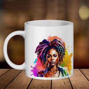 Puede incluir: Taza de cerámica blanca con un retrato en acuarela de una mujer con rastas coloridas y pendientes de aro dorados. La obra de arte incluye vibrantes salpicaduras de rosa, naranja y azul. La taza tiene un asa curva.