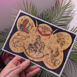 Puede incluir: Una ilustración de estilo vintage de una escena de vaquero con una mujer montando un caballo de balancín, un lazo, un cactus, una cabeza de toro, una serpiente en una bota y una estrella de sheriff. La ilustración está realizada en un estilo de tatuaje tradicional con líneas gruesas y colores brillantes.