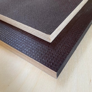 Może przedstawiać: Dwa arkusze ciemnobrązowej sklejki o fakturowanej powierzchni. Sklejka jest ułożona jeden na drugim.