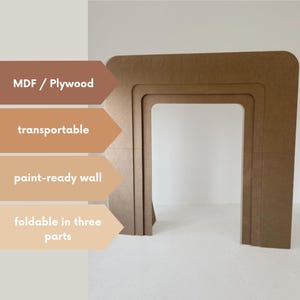 Könnte beinhalten: Braune MDF/Sperrholz-Struktur, entworfen als malfertige Wand, ist in drei Teile faltbar. Die Struktur ist transportabel und hat eine rechteckige Öffnung. Text auf der linken Seite zeigt Material und Eigenschaften.