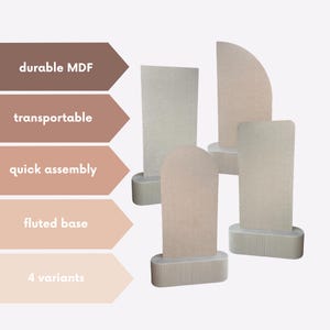 Op de afbeelding: Vier decoratieve panelen in neutrale tinten met verschillende vormen, waaronder rechthoeken en bogen. Elk paneel staat op een gefreesde basis. De tekst in de afbeelding luidt: durable MDF, transportable, quick assembly, fluted base en 4 variants.