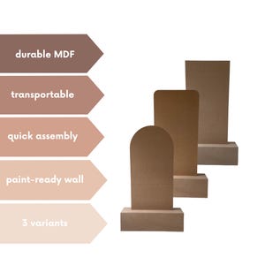 Op de afbeelding: Drie bruine MDF-displaystandaards in verschillende vormen. De tekst links geeft aan dat de standaards duurzaam, transporteerbaar, snel te monteren, klaar om te schilderen en verkrijgbaar in drie varianten zijn.
