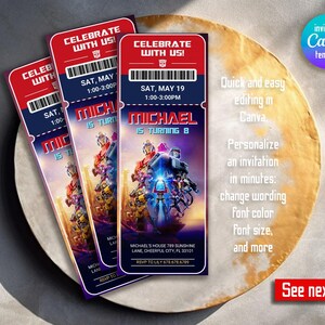 Op de afbeelding: Een blauwe en rode ticketuitnodiging voor een verjaardagsfeest met een Transformers-thema. Het ticket zegt "Vier met ons!" en toont een afbeelding van Optimus Prime en Bumblebee. De tekst op het ticket luidt "Michael wordt 8 jaar".