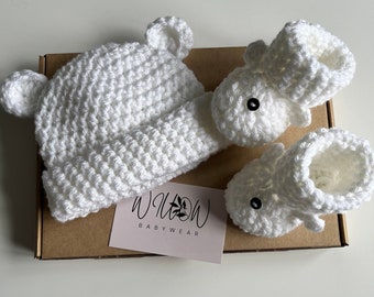 Baby bear hat and booties - New baby gift set - Unisex baby set - Crochet baby bear hat and booties.