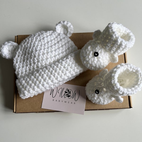 Baby bear hat and booties - New baby gift set - Unisex baby set - Crochet baby bear hat and booties.