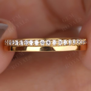 Anillo de bodas de diamantes redondos cultivados en laboratorio para mujer, oro de 14 quilates, 3 mm de ancho, banda lisa con pavé de un lado, anillo de diamantes, anillo de media eternidad apilable para ella