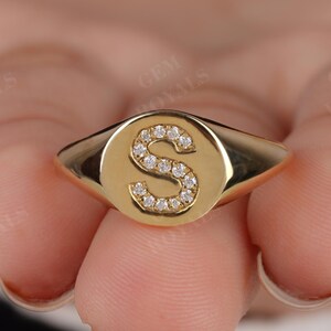 Anillo de sello de oro redondo pequeño, anillo de diamantes con letra inicial personalizada, anillo de diamantes con cualquier letra, anillo de monograma, anillo de compromiso con letra grabada