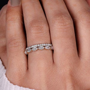 Vigselring med markis och rundslipad diamant, dubbelradig alliansring, stapelbar löftering i massivt guld, matchande brudring