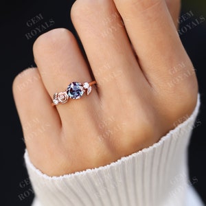 Dainty Flower Round Alexandrite Engagement Ring Art Deco Solid Rose Gold Gemstone Ring Unique Moissanite Wedding Anniversary Ring