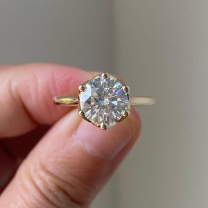チューリップ ロータス プロング 8 MM ラウンド モアッサナイト ソリティア エンゲージリング 14K ソリッド ゴールド 隠しハロー ラウンド ウェディングリング フラワー バスケット プロミスリング