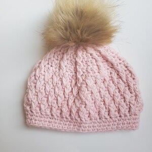 Gorro de ganchillo para niños y adultos con pompón de imitación en rosa rubor