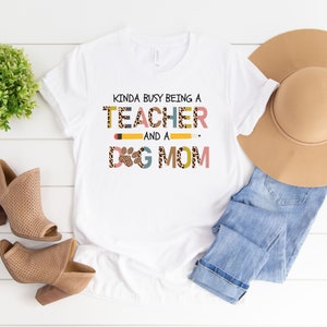 Beetje druk bezig als een leraar en een hond moeder T-shirt, leuk cadeau voor leraar, hond moeder shirt,
