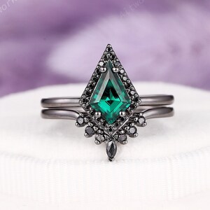 Gothic Kite Shape Emerald Halo Engagement Ring Set, Witchy Rhodium Black Gold Emerald Bridal Set, Unique Black Wedding Set Promise Ring Gift