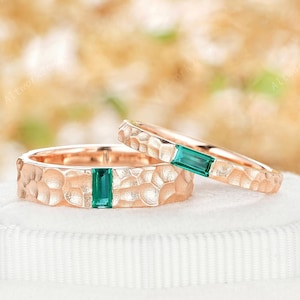 Baguette Cut Green Emerald Couple Promise Rings 14K Rose Gold Men&#39;s Matching Engagement Ring Set Vintage Hammered His and Hers Wedding Band