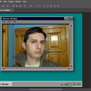 Könnte beinhalten: Ein Screenshot eines Windows 95-Desktops mit blauem Hintergrund. Der Desktop hat Symbole für Arbeitsplatz, Netzwerkumgebung, Posteingang, Papierkorb, Microsoft Network und Aktenkoffer. Ein Fenster ist geöffnet mit dem Titel "Aktives Fenster" und einem Bild einer Person darin. Die Uhrzeit ist 17:15 Uhr.