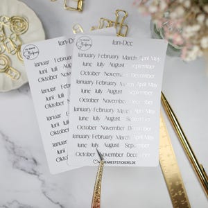 Un foglio di adesivi "Carattere stampato dei mesi" in nero, oro, argento o oro rosa per agenda, bujo, journaling, calendario, diario