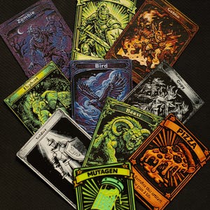 Könnte beinhalten: Eine Sammlung von Fantasy-Sammelkarten mit Illustrationen von Zombie, Soldat, Vogel, Goblin, Elefant, Bestie, Pizza und Mutagen. Jede Karte hat ein einzigartiges Design und Farbschema. Die Karten enthalten Text.