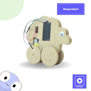 Op de afbeelding: Een houten schapenrobot-kit met een batterijpakket, draden en wielen. De robot is bruin en heeft een wit oog. De tekst "Sheep Robot" is zichtbaar in de afbeelding.