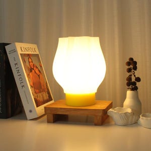 Lunite Flora Customizable Flower Bud Table Lamp, Bedside Lamp, Minimalist Flower Bud Design Home Decor Lighting