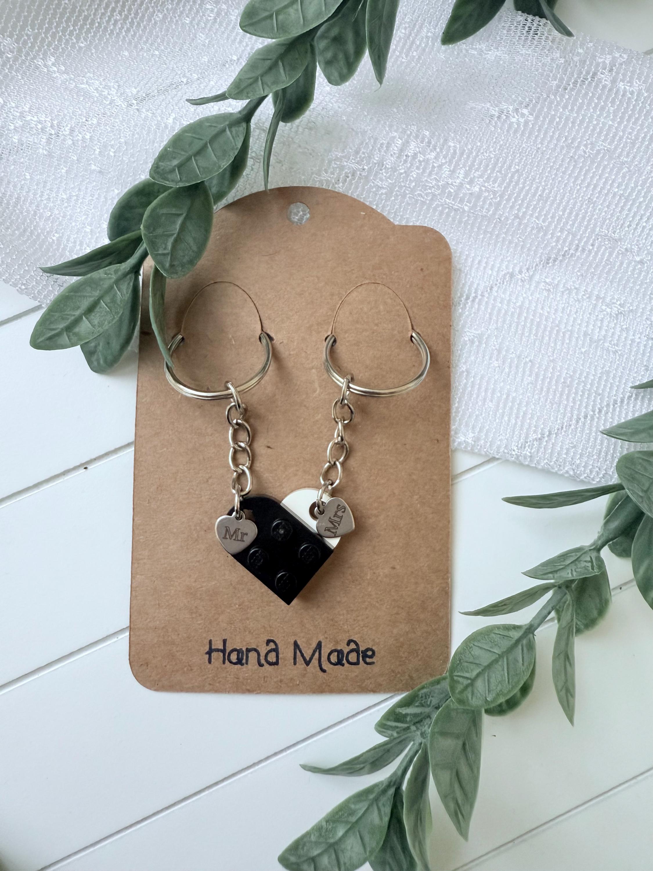 Love Story - Portachiavi con scritta Mr and Mrs in legno, in