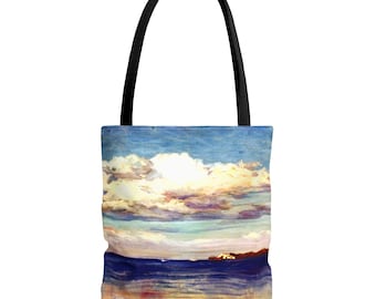Puede incluir: Un bolso tote con un estampado de paisaje que muestra un océano azul profundo bajo un cielo brillante lleno de grandes nubes blancas con tonos violetas. El bolso tiene dos asas de tela negra fijadas al borde superior del cuerpo.